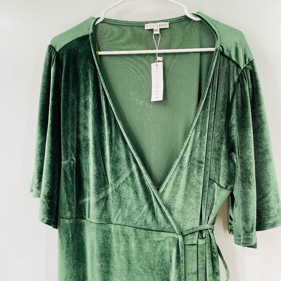 Baltic Born Meghan Velvet Wrap Maxi Dress Deep Green Size 3XL - Picture 3 of 10